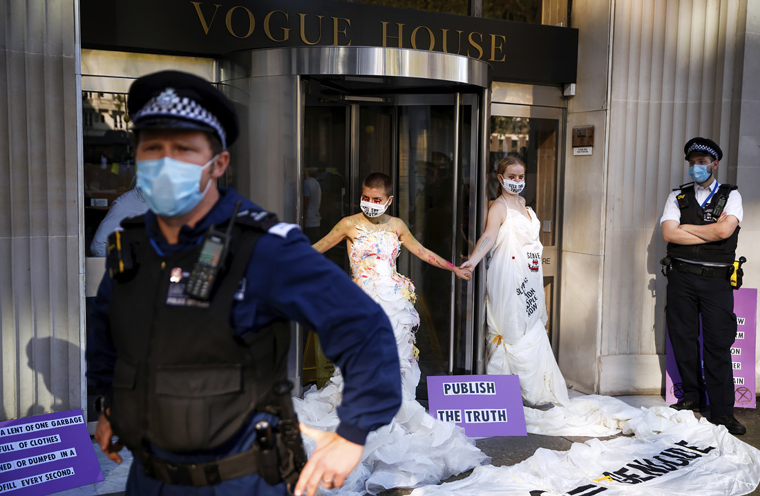 В Лондоне активисты Extinction Rebellion Fashion Action протестовали у входной двери Vogue House