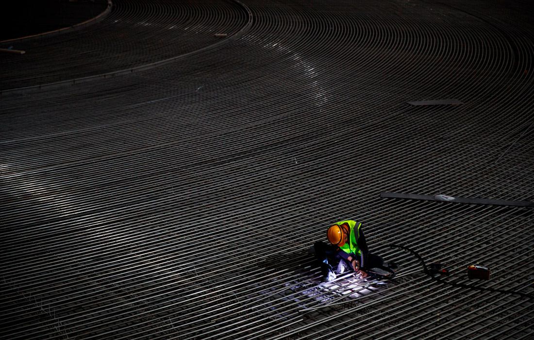 В Китае готовятся к проведению Чемпионата мира по конькобежному спорту. На фото: строительная площадка крытого стадиона в Пекине.