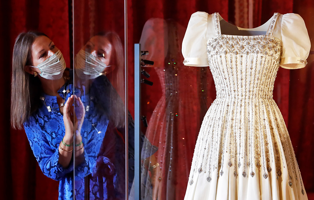 Свадебное платье британской принцессы Беатрис, созданное британским модельером Норманом Хартнеллом, покажут на выставке в Виндзорском замке