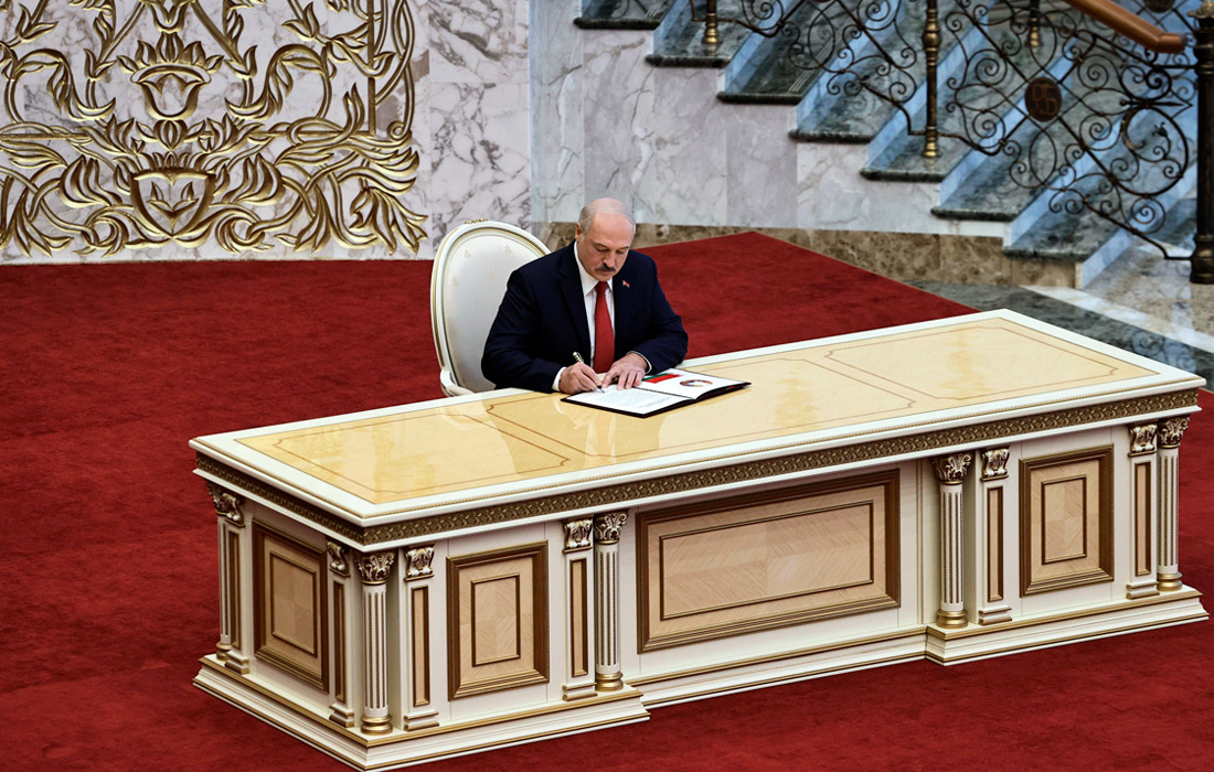 Затем он подписал акт о принесении присяги, после чего председатель Центральной комиссии Белоруссии по выборам и проведению республиканских референдумов Лидия Ермошина вручила Лукашенко удостоверение президента Республики Беларусь.