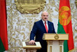 Александр Лукашенко, положив правую руку на конституцию страны, произнес присягу на белорусском языке. В инаугурационной речи Лукашенко заявил, что не имеет права бросить белорусов в такой сложный для страны период - в условиях пандемии и в условиях "дезориентации общества".