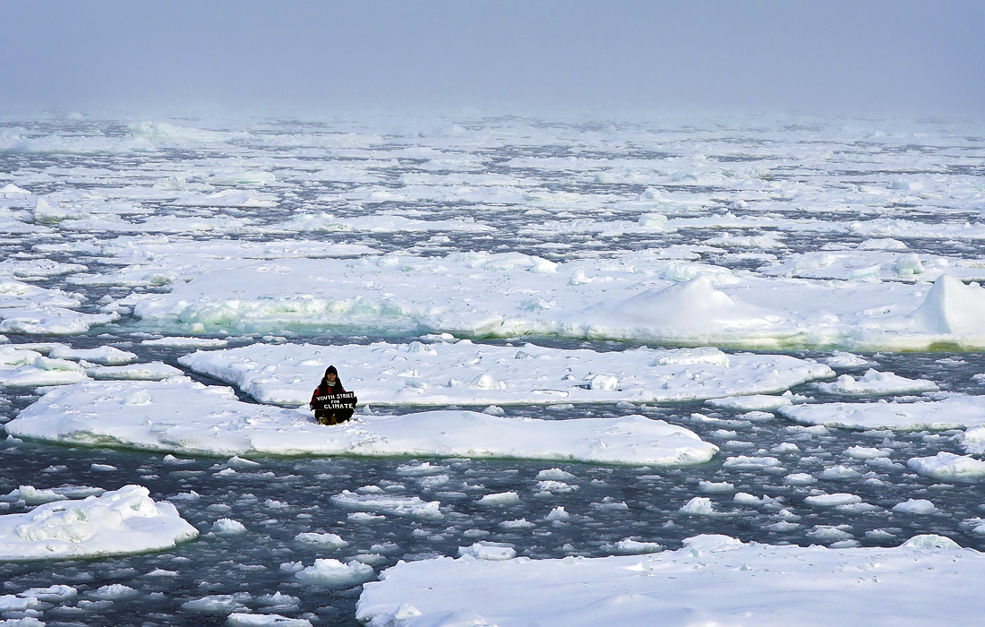 18-летняя экоактивистка Миа-Роуз Крейг провела акцию посреди Северного Ледовитого океана. Сидя на льдине в сотнях километрах от Северного полярного круга она держала в руках картонную табличку с надписью: "Молодежная забастовка за климат".
