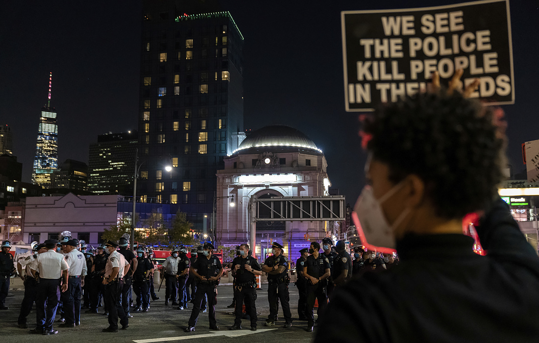 Накануне в Нью-Йорке прошла акция протеста в связи с решением суда не предъявлять обвинений полицейским, застрелившим 13 марта 26-летнюю чернокожую жительницу Луисвилля Бреонну Тейлор