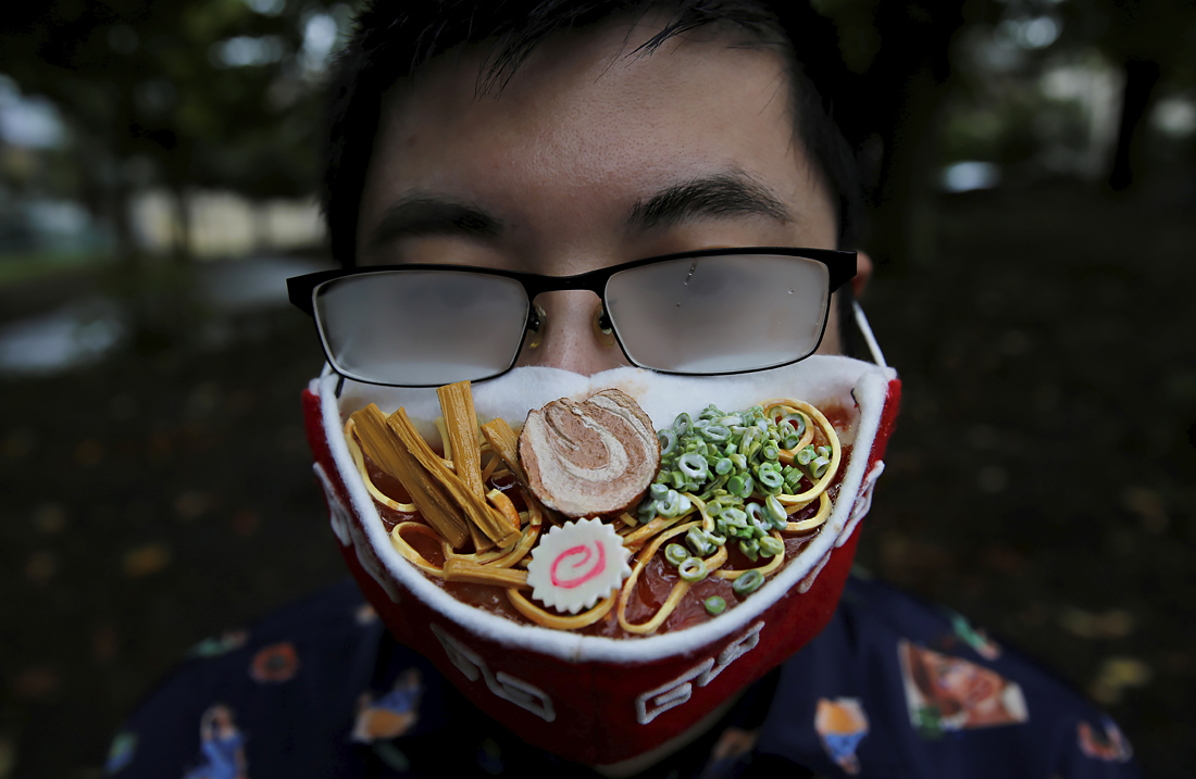 Японский дизайнер Такахиро Сибаты создал защитную маску, которая выглядит как дымящаяся миска супа с лапшой рамэн