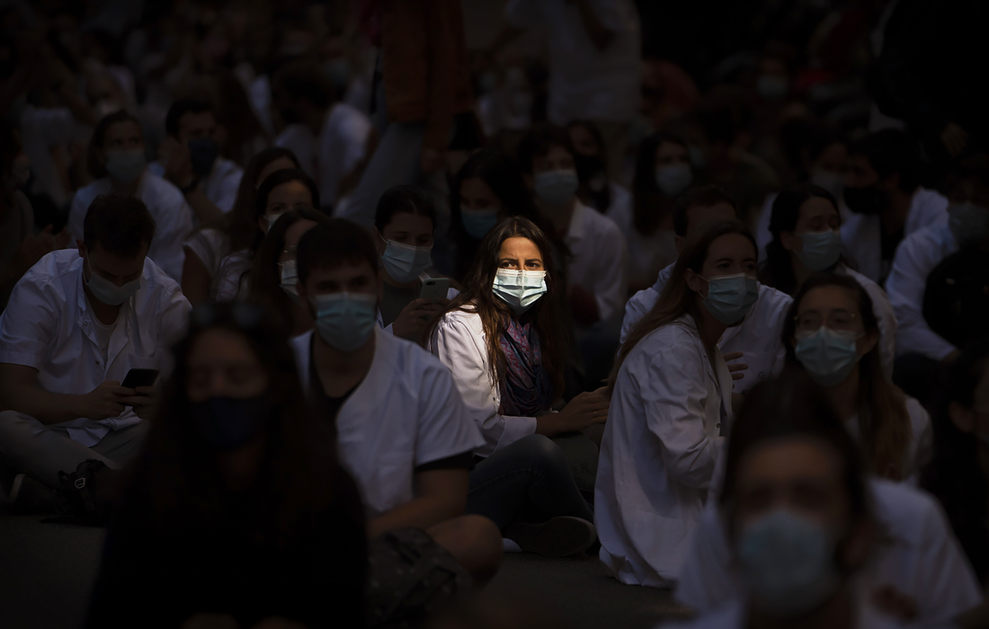 В Барселоне прошла акция врачей, требующих улучшения условий труда во время пандемии COVID-19