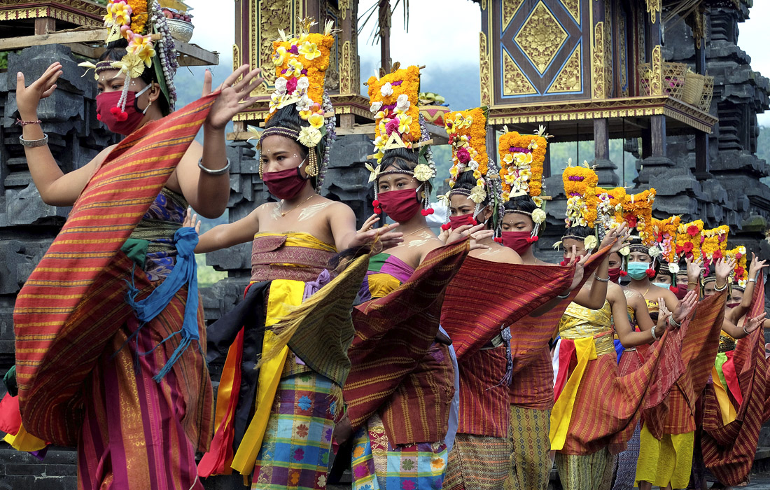 Выступление танцоров в храме на фоне вспышки коронавирусной болезни на Бали