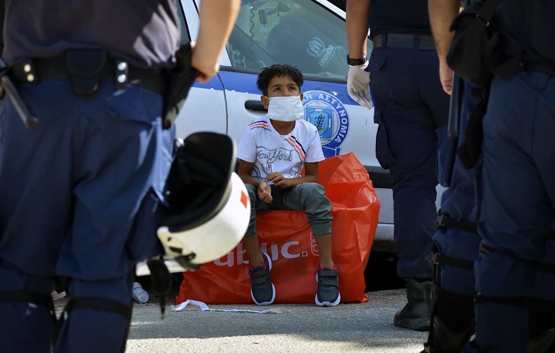 На греческом острове Лесбос около 700 мигрантов из сгоревшего лагеря были отправлены на материк