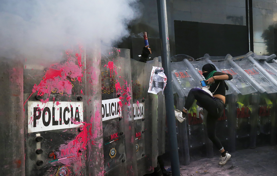 В Мехико женщины закидали полицию коктейлями Молотова на акция протеста в День декриминализации абортов