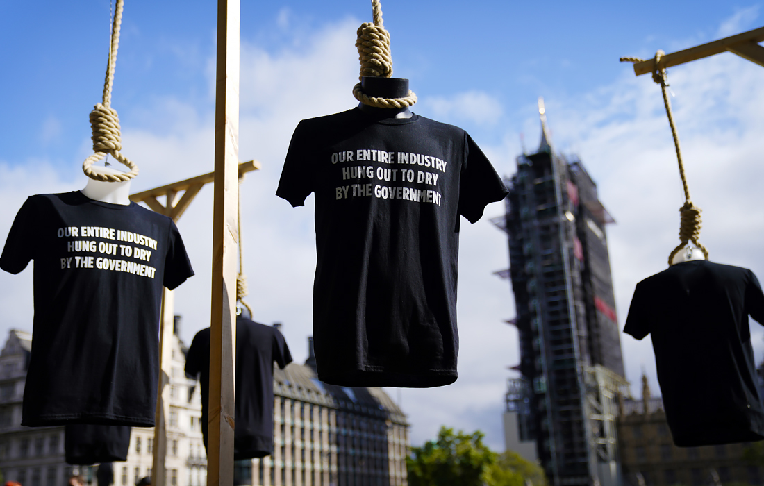 На Парламентской площади в Лондоне прошла акция работников сферы развлечений с требованием поддержки во время пандемии COVID-19