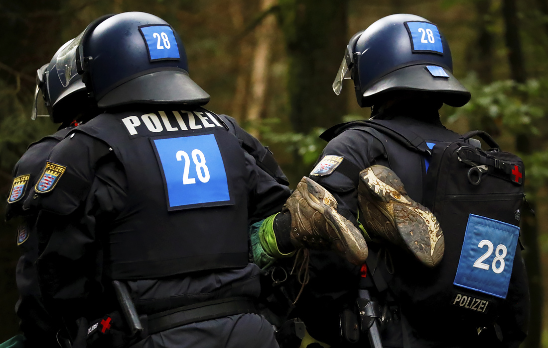 Полицейские задержали нескольких эко-активистов, протестующих против расширения автомагистрали A49, в лесу недалеко от немецкого города Штадталлендорфа