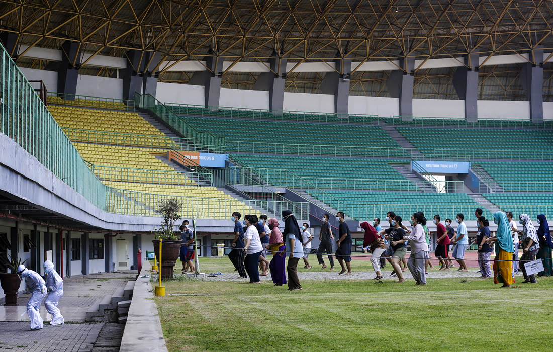 В индонезийском Бекаси стадион Patriot Candrabhaga переоборудовали в карантинный центр. Фото: зарядка в карантинном центре для пациентов с COVID-19.