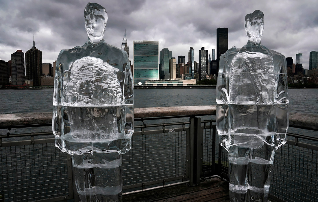 Ледяные скульптуры, изображающие президента США и президента Бразилии, в Нью-Йорке