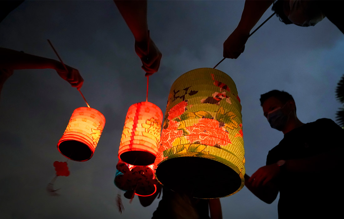 Жители Гонконга отмечают Фестиваль середины осени