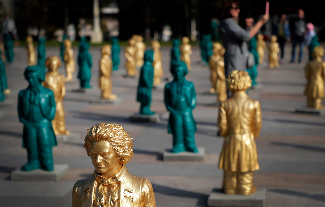 В Москве на ВДНХ торжественно открылась выставка скульптур под открытым небом, посвященная 250-летию композитора Людвига ван Бетховена