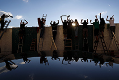 4 октября. Из-за ограничений по количеству зрителей на трибунах чешским болельщикам пришлось наблюдать за футбольным матчем "Богемианс 1905" - "Фастав" из-за забора.