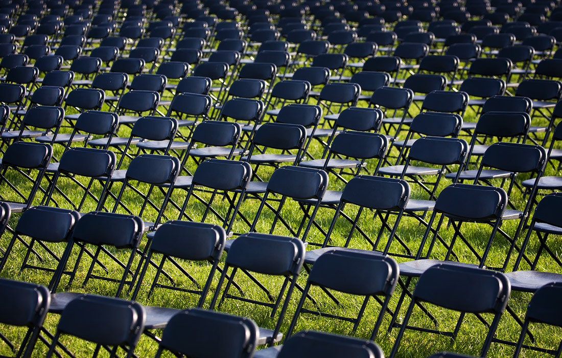 4 октября. Двадцать тысяч пустых стульев разместили возле Белого Дома в Вашингтоне в память о жертвах COVID-19.