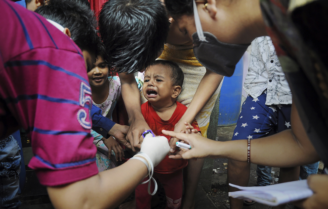 1 октября. Медики-волонтеры начали проверку уровня насыщения крови кислородом у детей в индийских трущобах. В стране один из самых низких уровней смертности от коронавируса, несмотря на то, что суточный прирост случаев заражения является высоким.