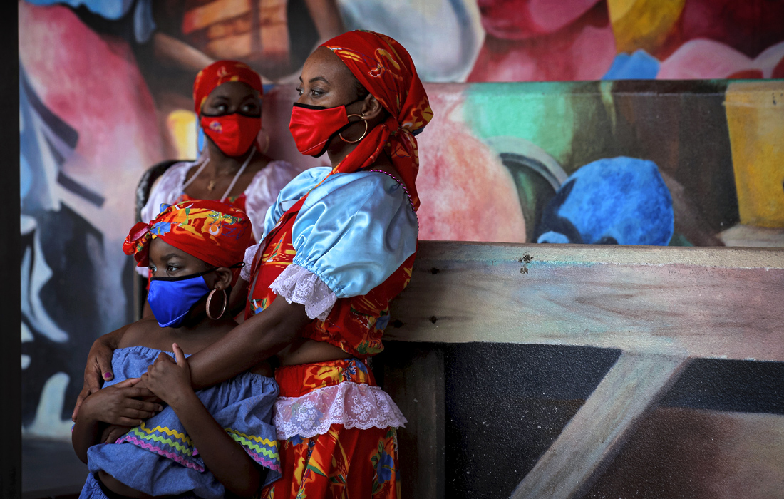Кандидат в президенты США от Демократической партии Джо Байден выступил в Культурном комплексе Little Haiti в Майами во время своей предвыборной кампании во Флориде. На фото: гаитянские танцовщицы слушают речь Байдена.