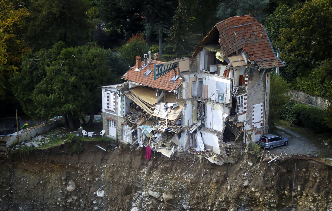 К югу от деревни Сен-Мартен-Везуби во Франции обрушилась дорога из-за шторма "Алекс". В результате наводнения четыре человека погибли, десятки людей в Италии и Франции числятся пропавшими.
