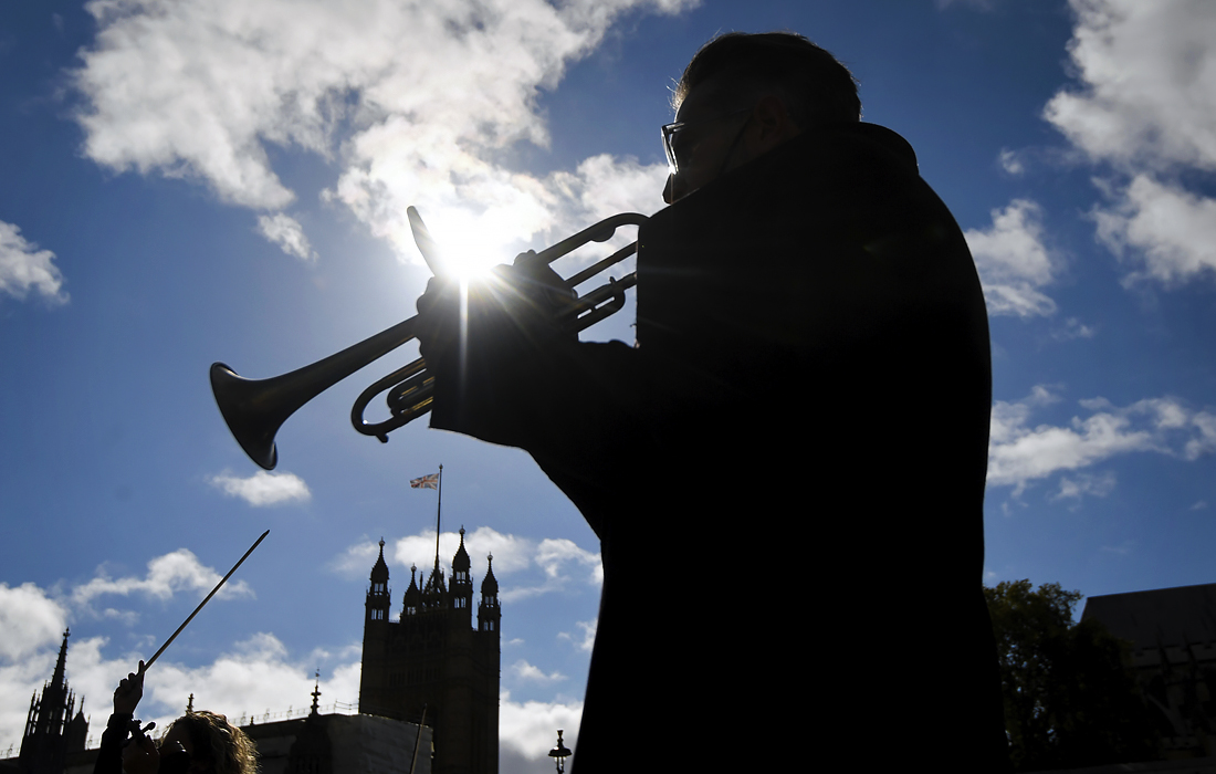 На Парламентской площади в Лондоне прошла акция музыкантов с требованием поддержки в период пандемии коронавируса COVID-19