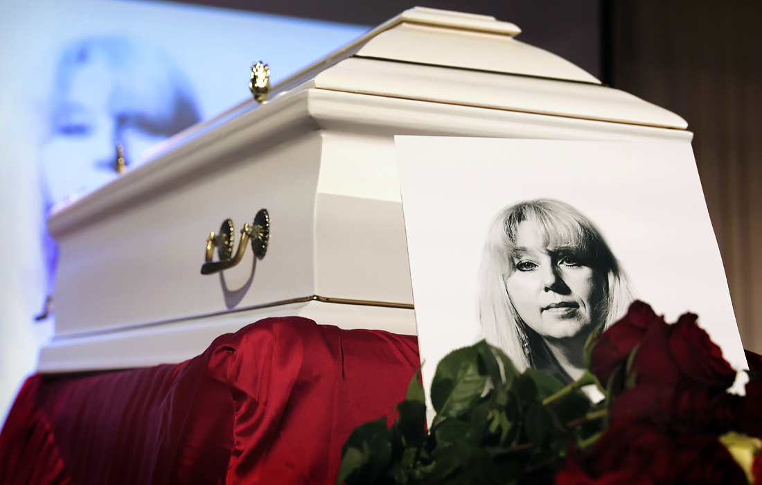 Сотни людей пришли в Дом ученых в Нижнем Новгороде, чтобы проститься с главным редактором издания "Koza.press" Ириной Славиной. Она покончила с собой у здания региональной полиции 2 октября.