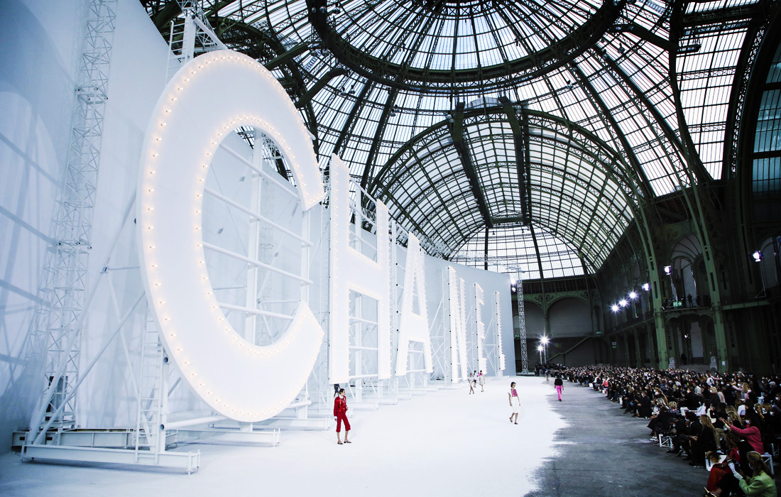 На Неделе моды в Париже прошла презентация коллекции Chanel весна-лето 2021
