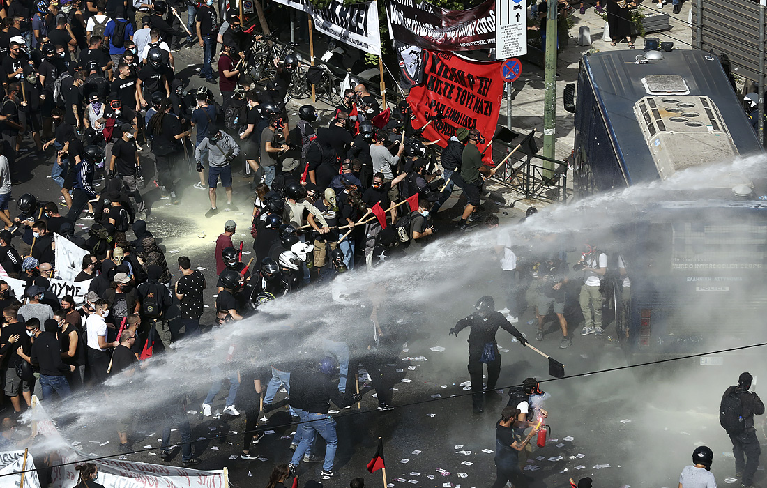 В Афинах начались столкновения между полицией и демонстрантами после того, как суд признал ультраправую партию "Золотая заря" преступной организацией