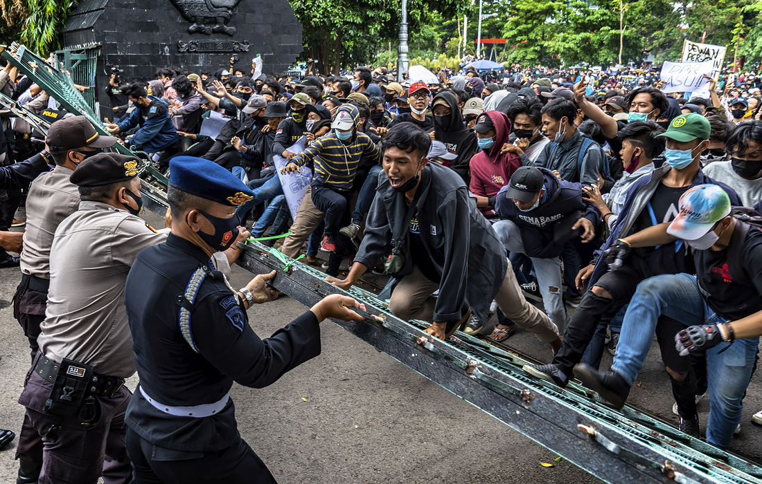 Полиция Индонезии второй день разгоняет протестующих, которые вышли на митинг против нового закона о рабочих местах в Центральной Яве