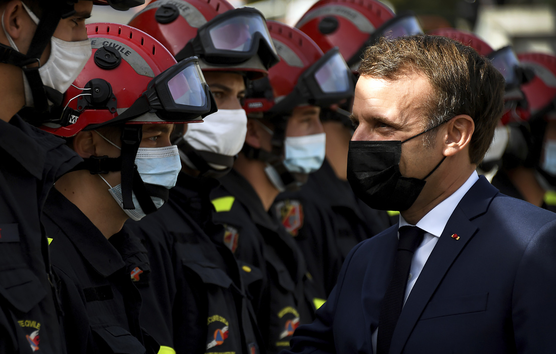 Президент Франции Эммануэль Макрон встретился с представители спасательных служб в Танде в рамках поездки по южному региону, разрушенному штормом "Алекс"