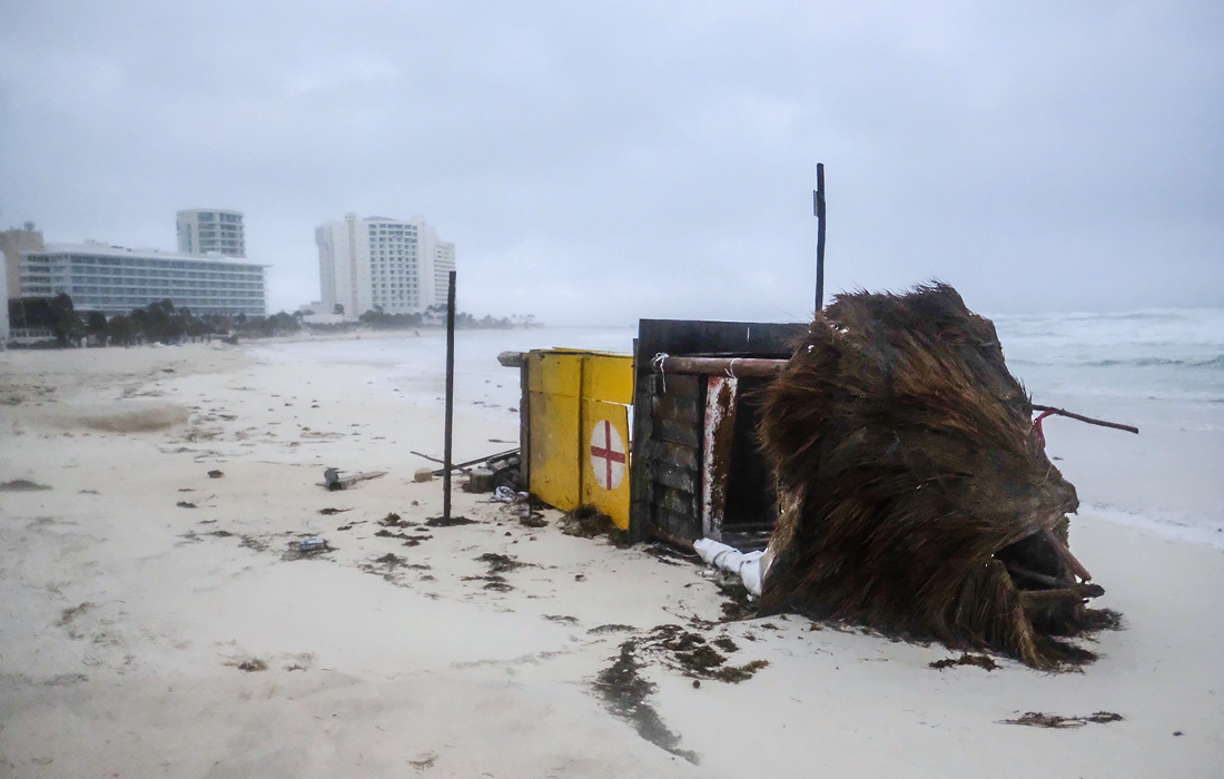 Ураган "Дельта" третьей категории мощности обрушился на полуостров Юкатан на побережье Мексики