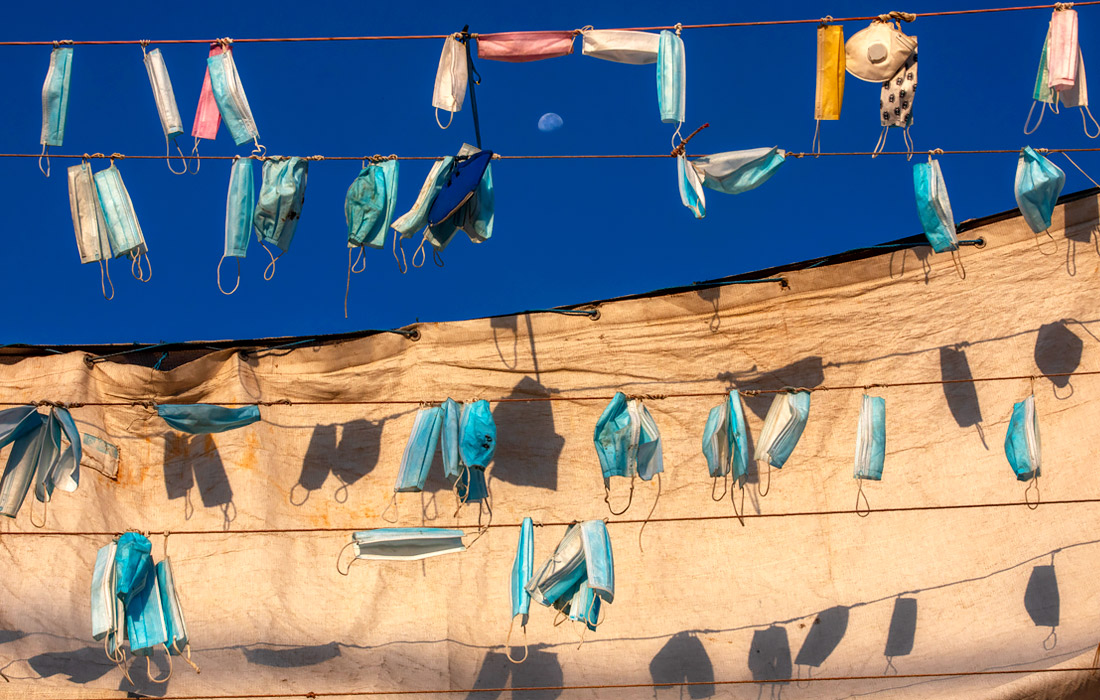 7 октября. В Израиле отложили решение по смягчению общенационального карантина, введенного из-за распространения COVID-19. На фото: маски для лица развешаны на лодке в порту Яффа.