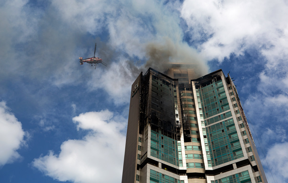 В южнокорейском Ульсане загорелся 33-этажный небоскреб. Сотни людей были эвакуированы из здания, около 50 отравились дымом.