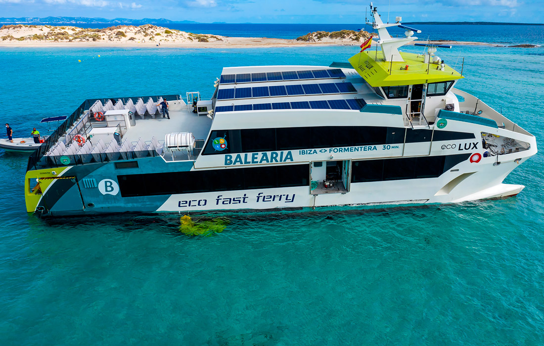 Пассажиры судна Eco Lux компании Balearia, налетевшего на рифы, эвакуированы в порт испанской Форментеры