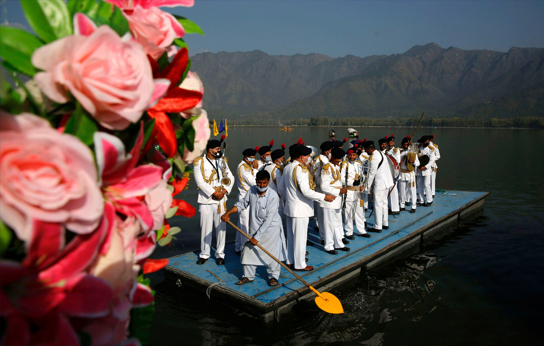 Фестиваль водных видов спорта стартовал на озере Дал в индийском Шринагаре