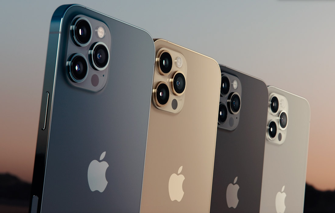 Apple показала четыре новых модели - iPhone 12, 12 mini, 12 Pro и 12 Pro Max. Pro-версии представлены в четырех цветах: золотом, синем, черном и белом.