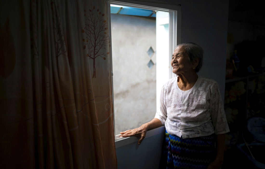 100-летняя жительница Мьянмы Тейн Кхин получила положительный результат на COVID-19. Болезнь протекала бессимптомно, и сейчас она полностью выздоровела.