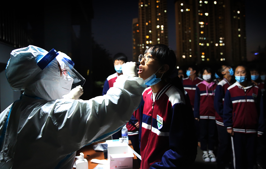В китайском городе Циндао после выявления трех случаев заражения коронавирусом COVID-19 за последние двое суток провели более 3 миллионов тестов