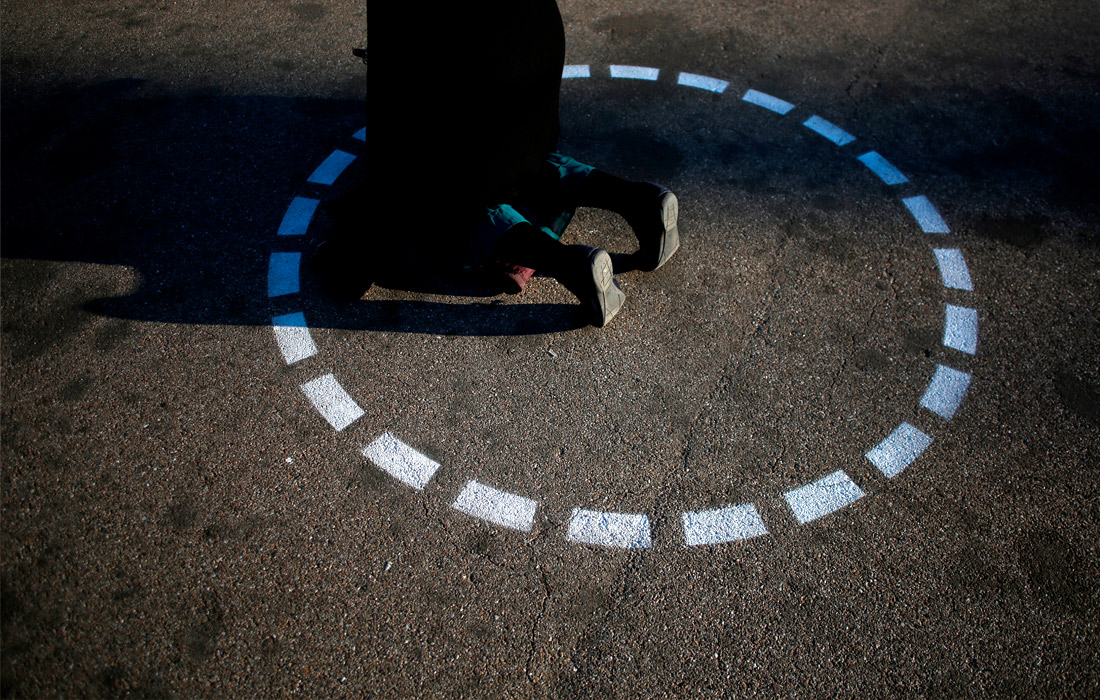 13 октября. В португальском городе Фатима перед входом в католический храм нарисовали круги, которые показывают безопасное расстояние для социального дистанцирования.