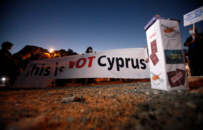 Глава парламента Кипра покинул пост из-за скандала с "золотыми паспортами"