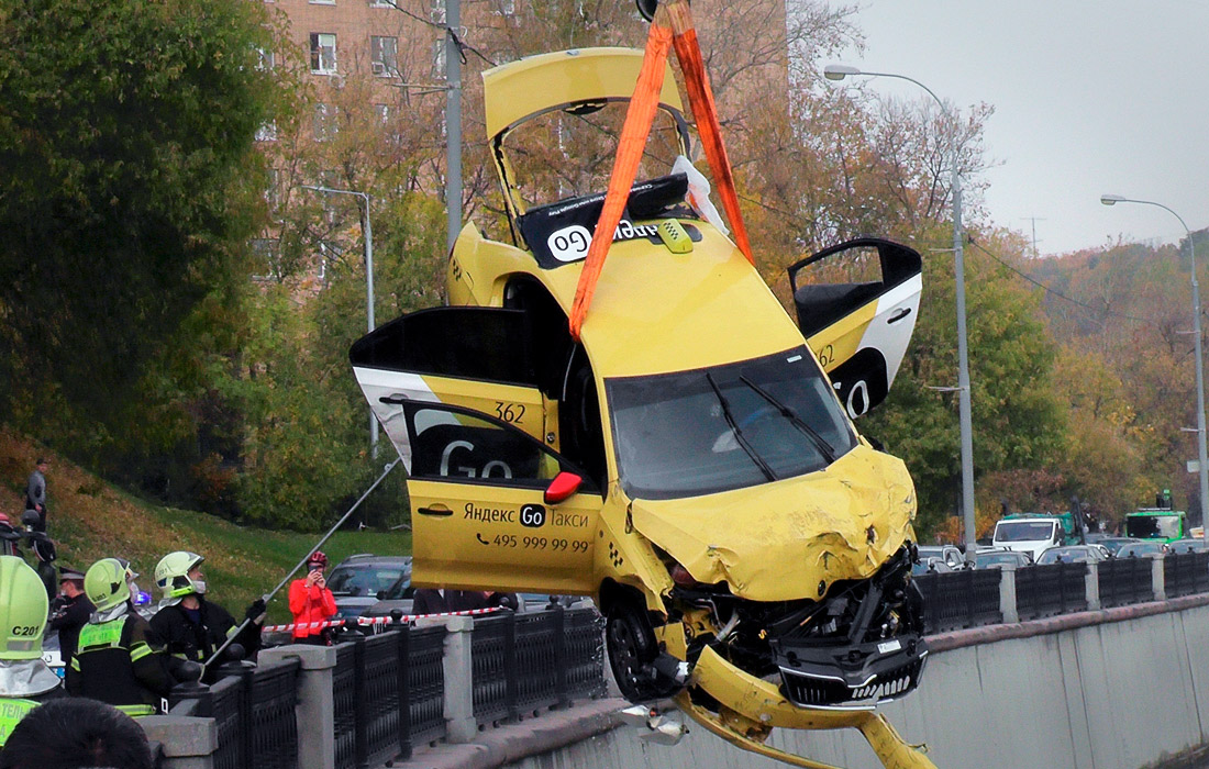 Автомобиль такси пробил дорожное ограждение и упал в реку в центре Москвы