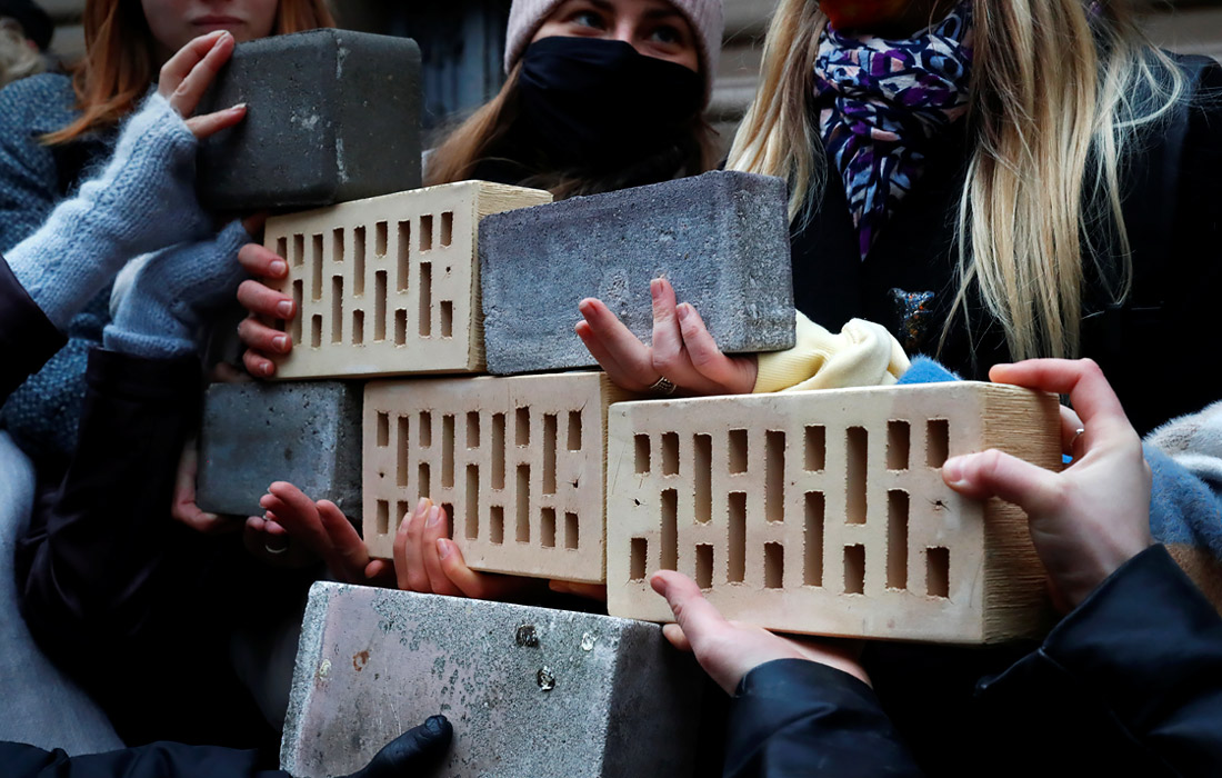 Акция протеста "Стена непонимания" прошла в Риге против запланированного повышения налога для получателей авторских гонораров