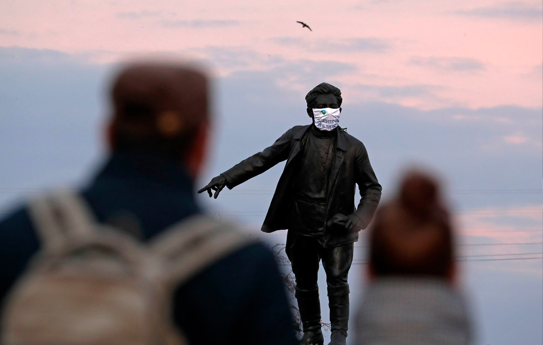 19 октября. В Екатеринбурге волонтеры-медики надели медицинские маски на памятники.