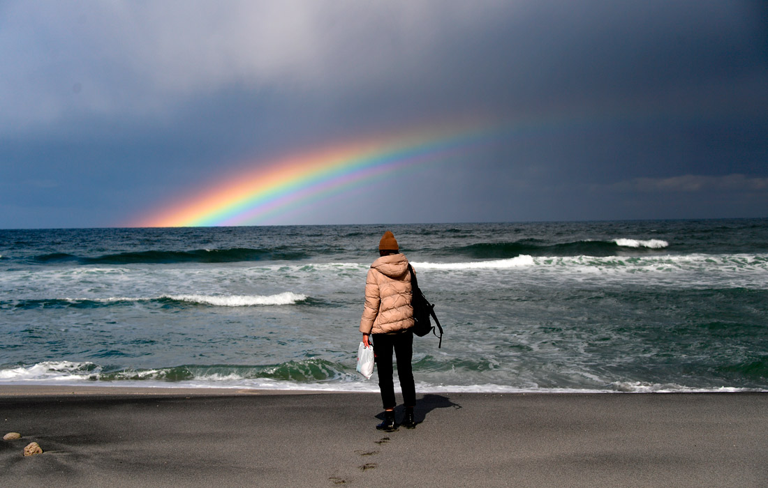 Девушка на берегу моря на острове Итуруп, Сахалинская область