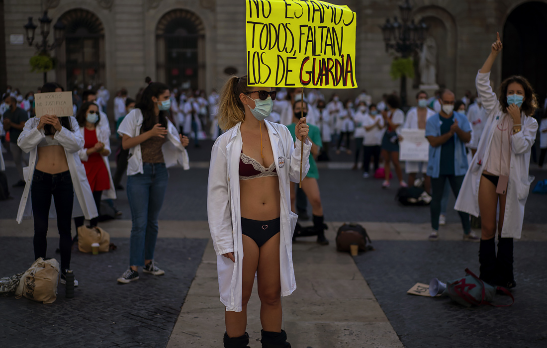 В Барселоне прошла акция протеста медработников. Они потребовали улучшения условий труда во время пандемии.