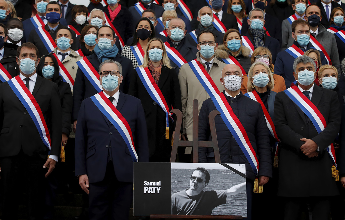 Французский учитель Самюэль Пати, погибший от рук исламского радикала, будет посмертно награжден орденом Почетного легиона. На фото: члены парламента Франции отдают дань памяти Самуэля Пати.