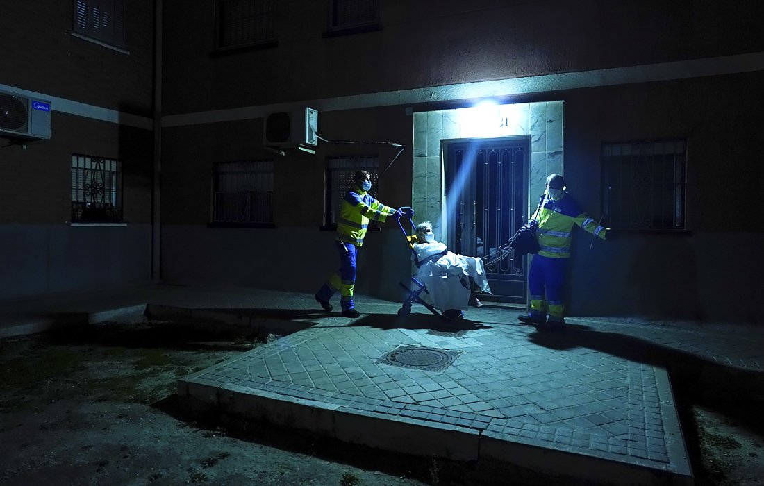 20 октября. В нескольких регионах Испании введены ограничения из-за COVID-19. В частности, ограничено сообщение с городами Бургос и Аранда-де-Дуэро (Кастилия-Леон), в Арагоне ввели лимит на число посетителей баров и ресторанов и запрещена торговля алкоголем с 10 вечера до 8 утра. В Каталонии все места, работающие круглосуточно, должны закрываться на время с 10 вечера до 7 утра.