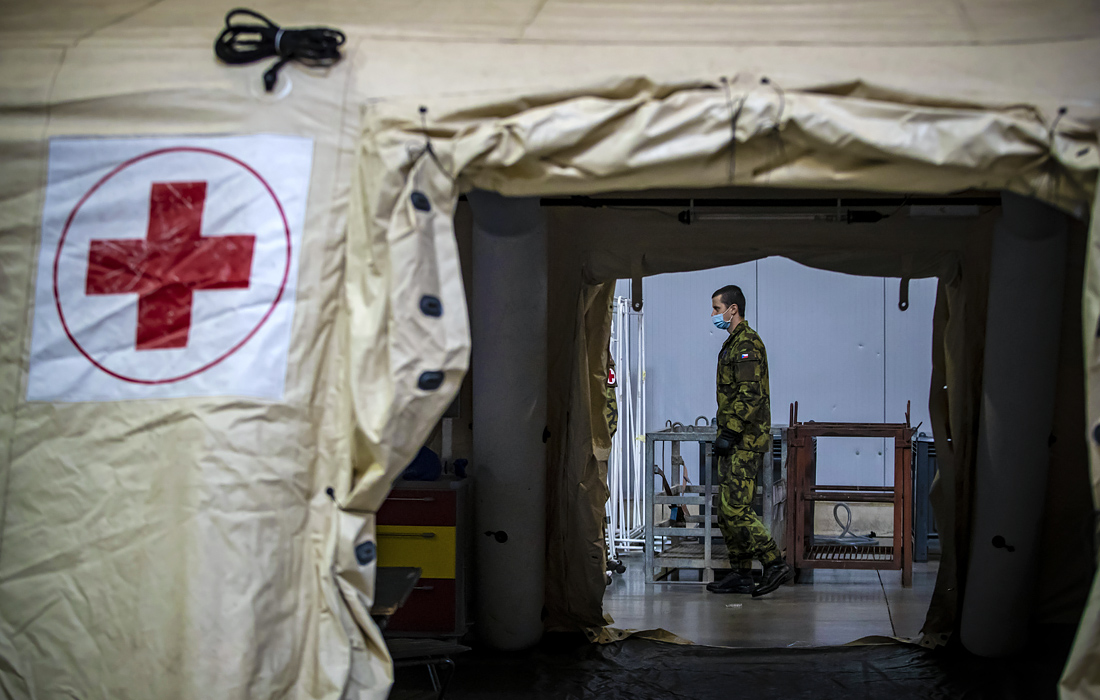 22 октября. В Праге военнослужащие принимают участие в обустройстве госпиталя на 500 коек для больных COVID-19 в выставочном центре Летняны.