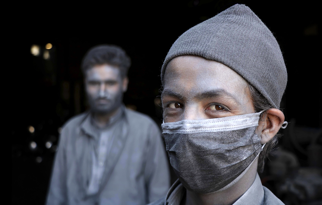 Афганские рабочие на фабрике по производству алюминиевых горшков