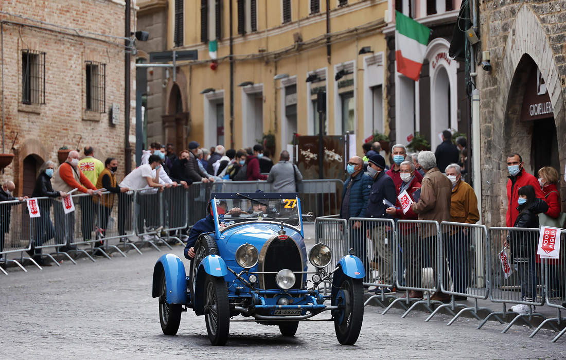 В Италии прошел второй этап гонки старинных автомобилей Mille Miglia ("1000 миль")