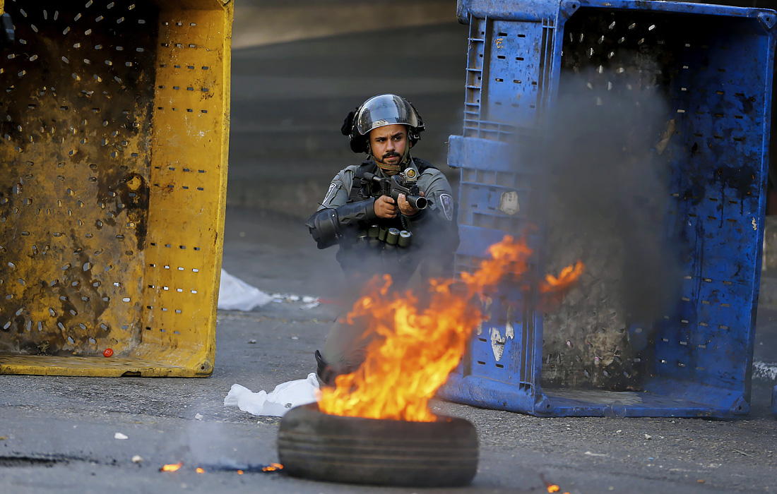 В палестинском Хевроне прошла антиизраильская акция протеста. На фото: офицер израильской пограничной полиции.